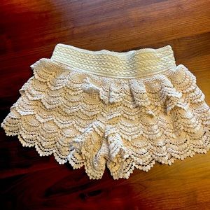 Jolt lace cream colored shorts, size small
